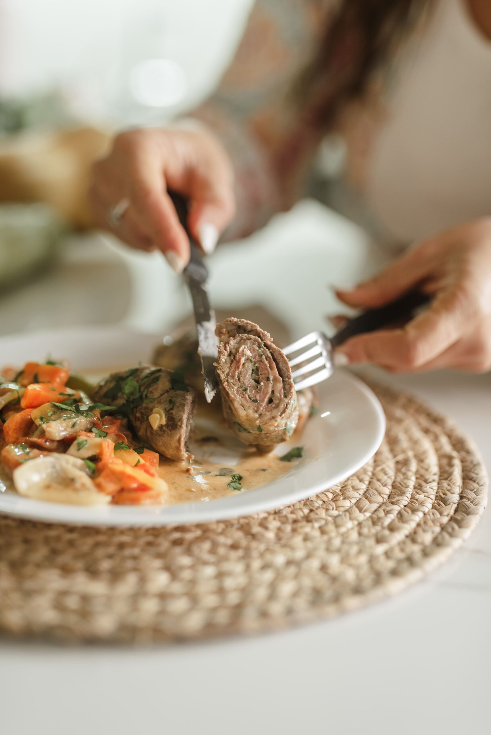 Mujer comiendo un plato saludable casero